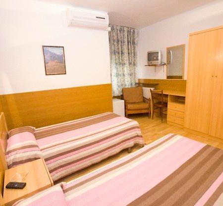 Hostal Lizana Huesca Bagian luar foto