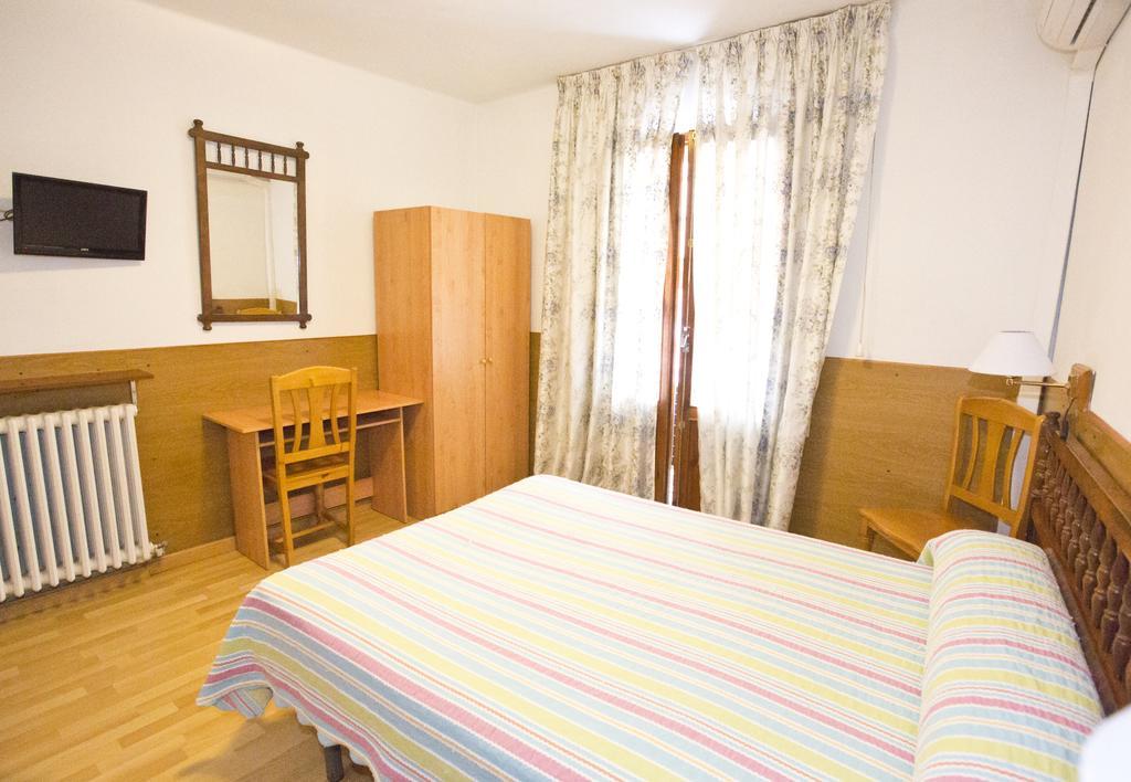 Hostal Lizana Huesca Bagian luar foto