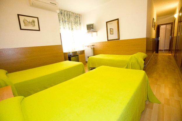 Hostal Lizana Huesca Bagian luar foto